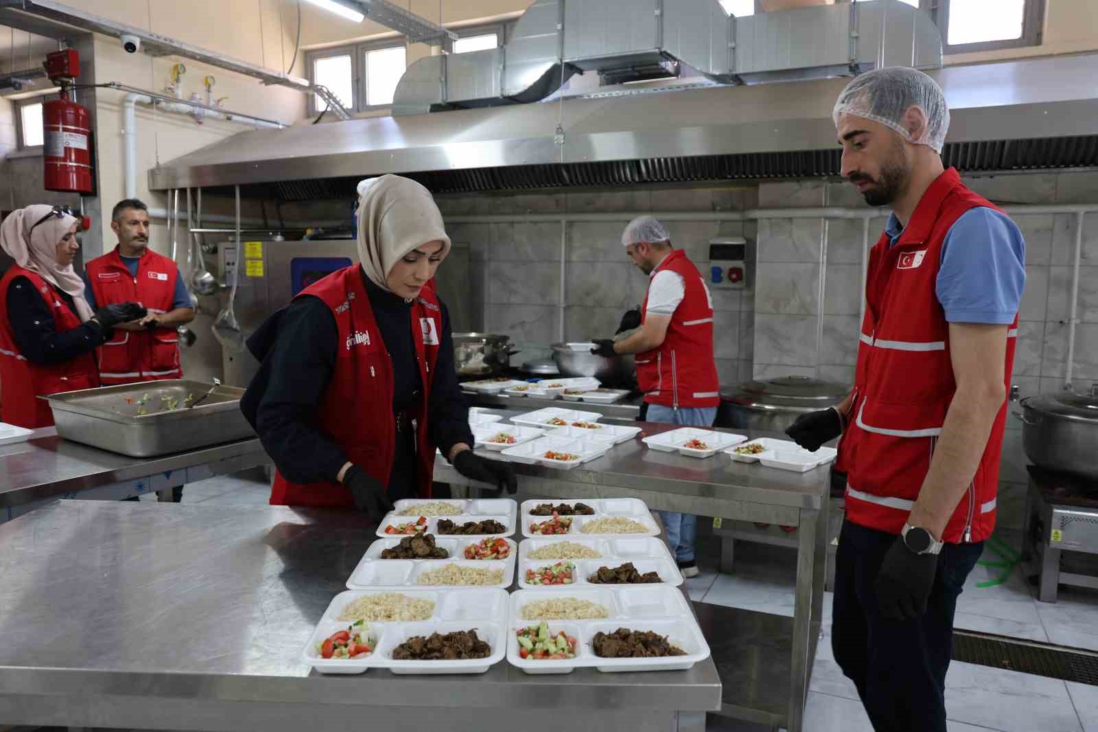 turk kizilaydan huzurevi sakinlerine anlamli agirlama 8
