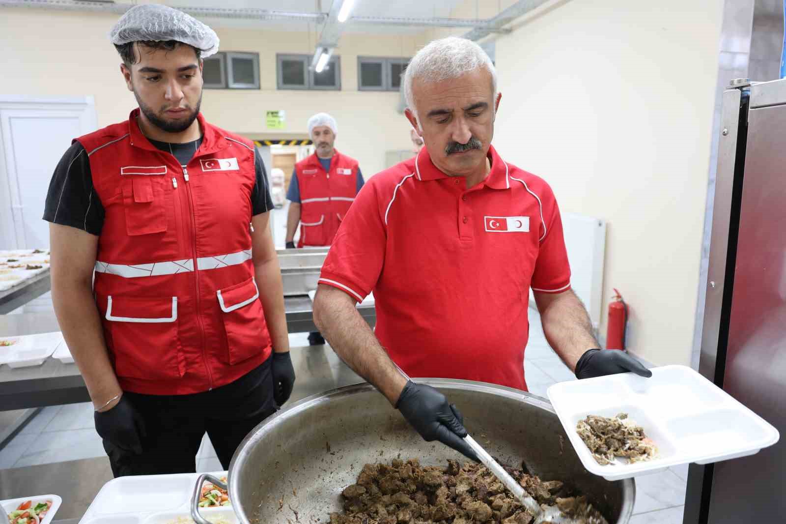 turk kizilaydan huzurevi sakinlerine anlamli agirlama 9 aV4gTDIr