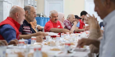 turk-kizilaydan-huzurevi-sakinlerine-anlamli-agirlama-gVI6mmL2.jpg
