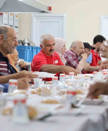 turk-kizilaydan-huzurevi-sakinlerine-anlamli-agirlama-gVI6mmL2.jpg
