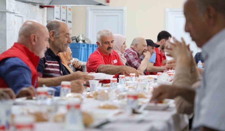 turk-kizilaydan-huzurevi-sakinlerine-anlamli-agirlama-gVI6mmL2.jpg