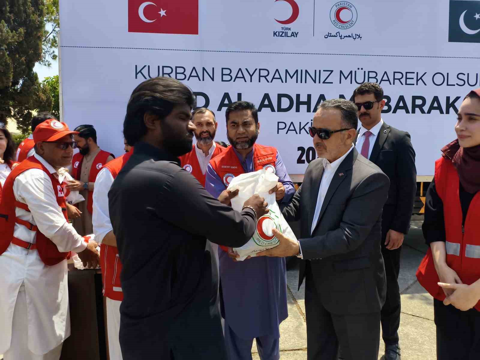 turk kizilayi islamabadda kurban hisse dagitimina devam ediyor 1 EEgwZzvm