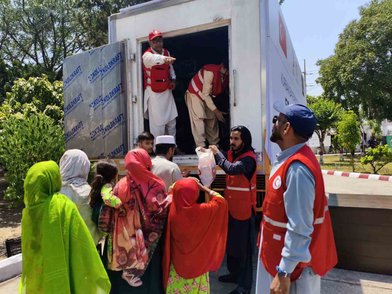 turk kizilayi islamabadda kurban hisse dagitimina devam ediyor 5 AYw5UViW