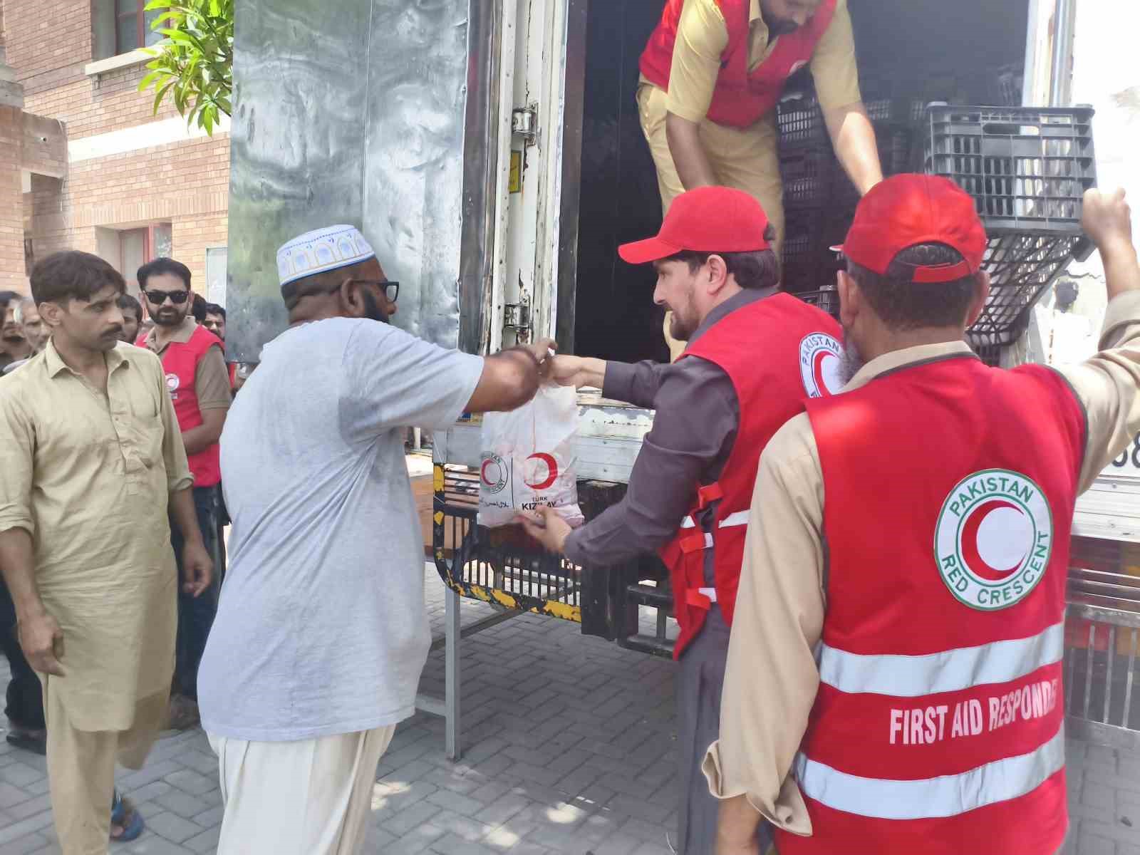 turk kizilayi pakistanda kurban hisse dagitimina basladi 1