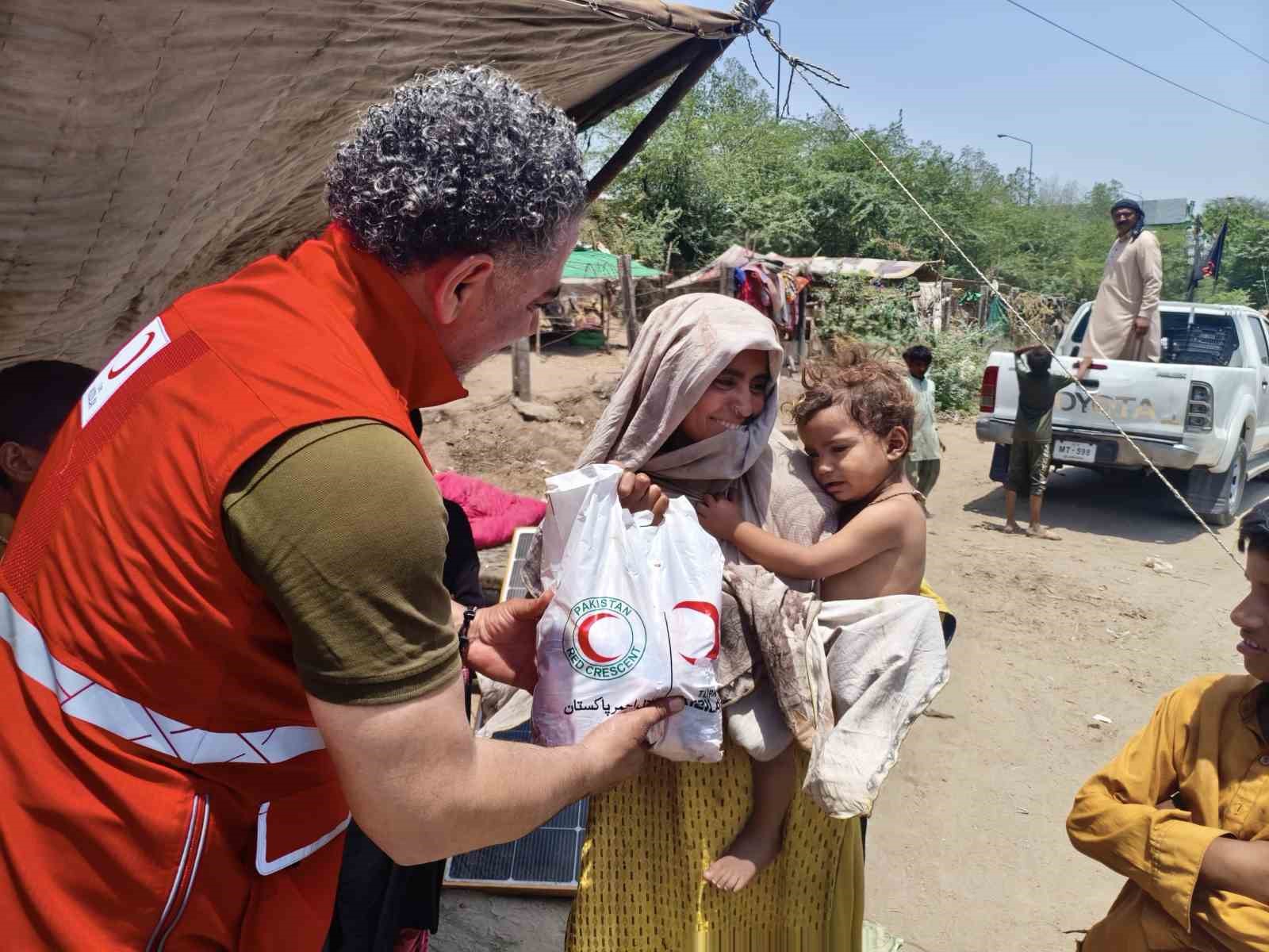 turk kizilayi pakistanda kurban hisse dagitimina basladi 3
