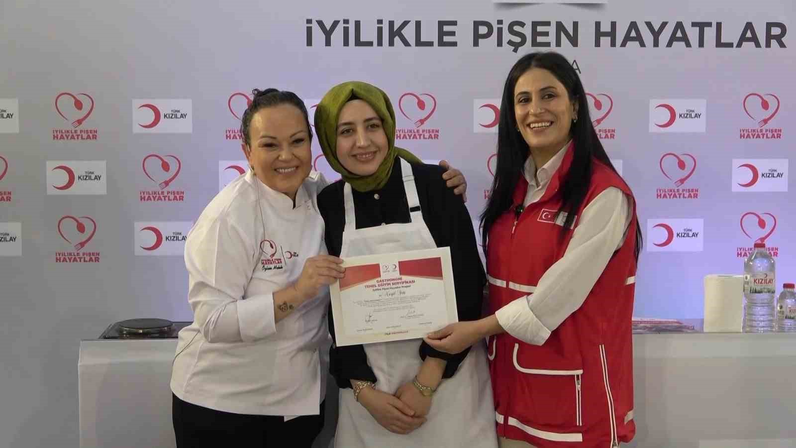 turk kizilayin iyilikle pisen hayatlar atolyesi bursada kadinlarla bulustu 1 NlI23J4g