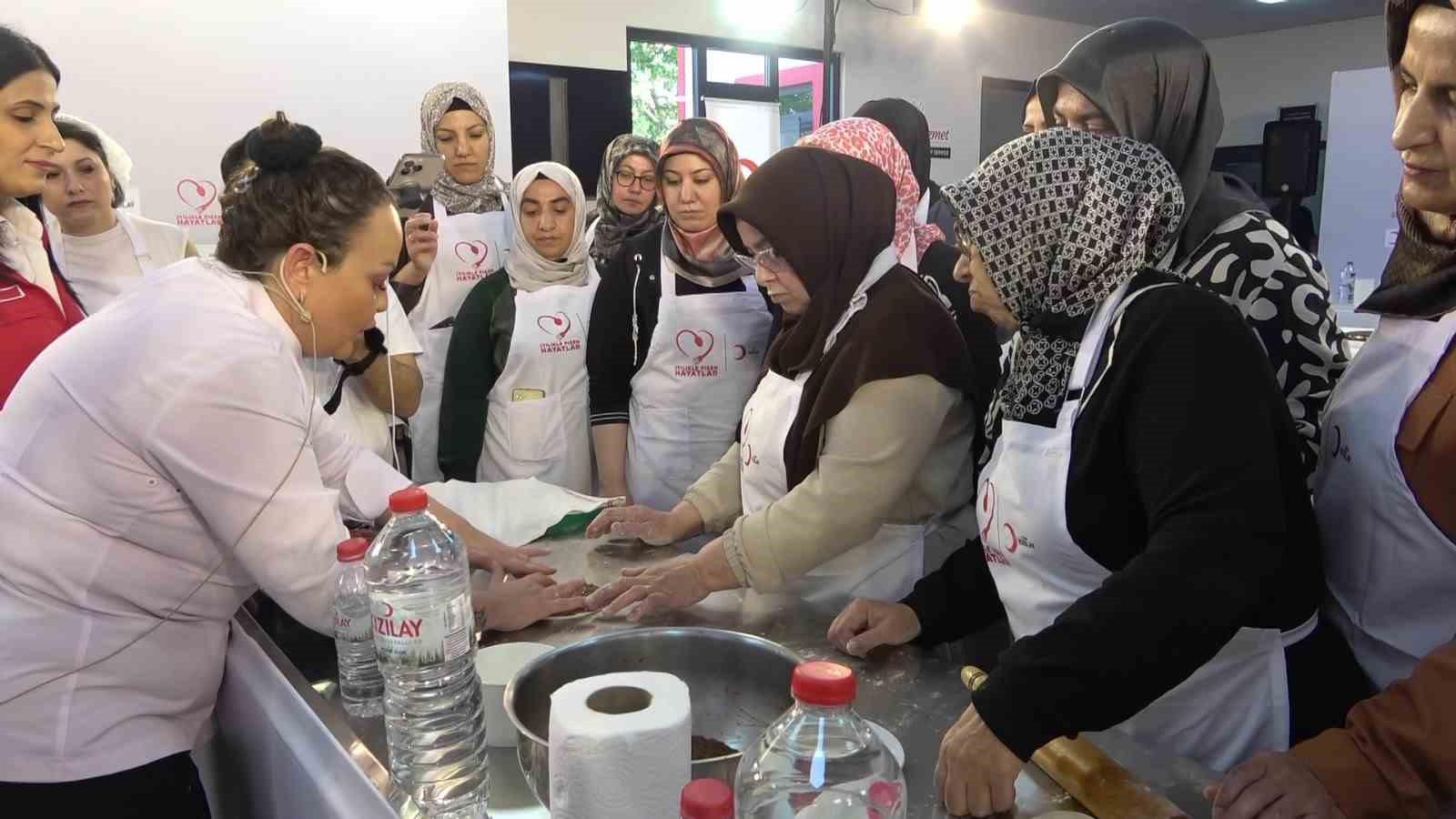 turk kizilayin iyilikle pisen hayatlar atolyesi bursada kadinlarla bulustu 3 L6hlJSmb