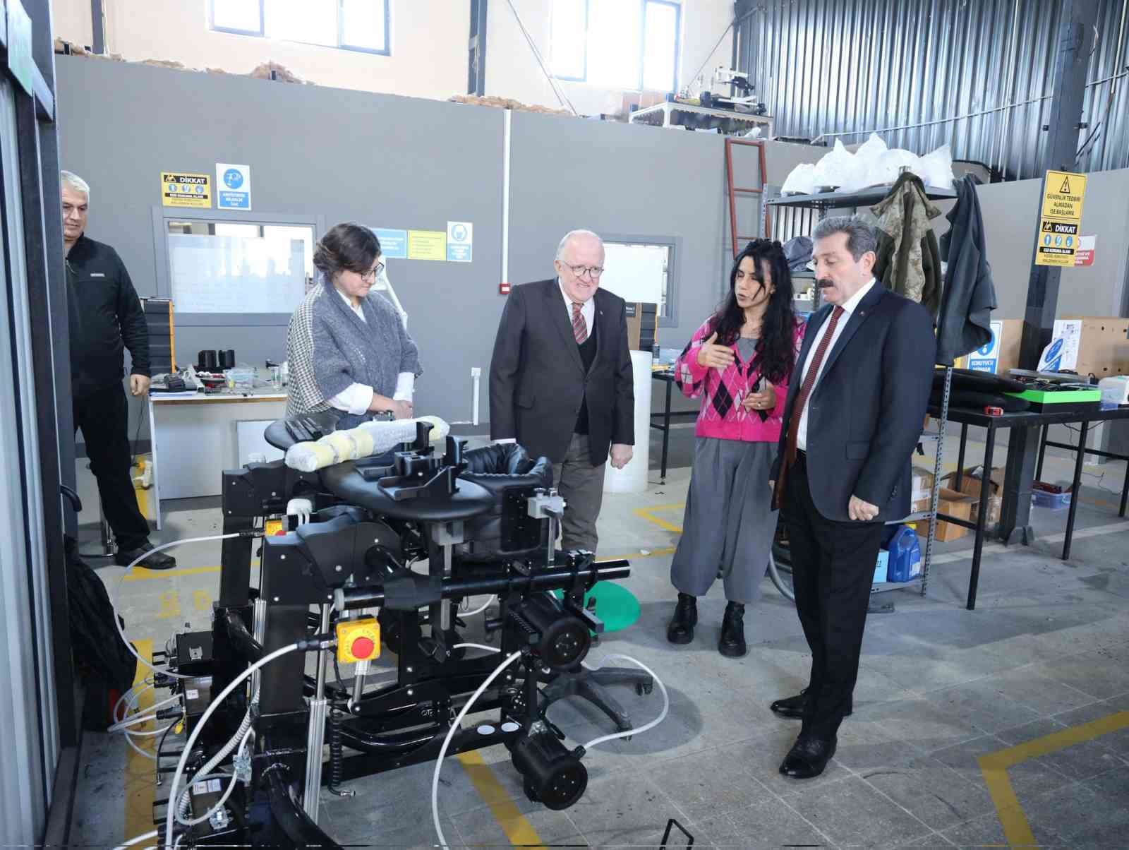 turk muhendislerden cocuklar icin mobil yurume robotu 0