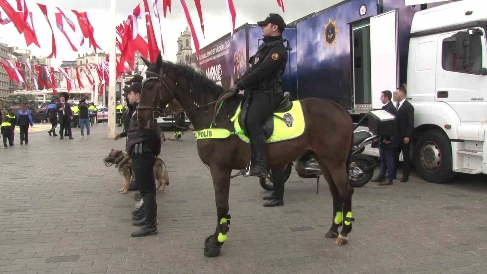 Türk Polis Teşkilatı’nın kuruluşunun 181. yıl dönümünde Cumhuriyet Anıtı’na çelenk bırakıldı 5 turk polis teskilatinin kurulusunun 181 yil donumunde cumhuriyet anitina celenk birakildi 1 njef3mPC