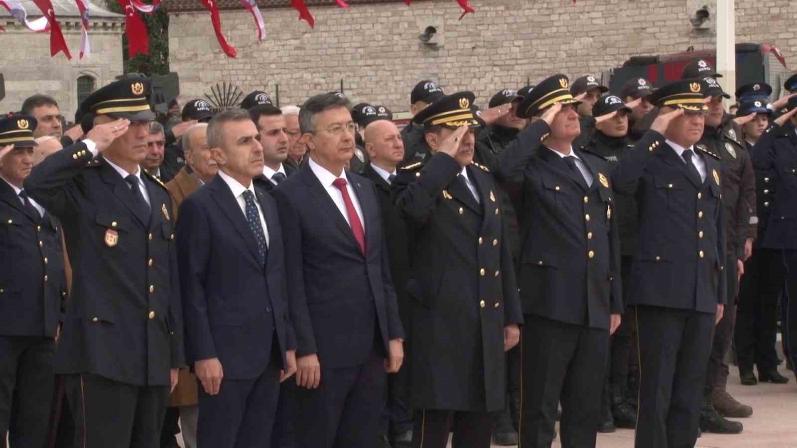 Türk Polis Teşkilatı’nın kuruluşunun 181. yıl dönümünde Cumhuriyet Anıtı’na çelenk bırakıldı 7 turk polis teskilatinin kurulusunun 181 yil donumunde cumhuriyet anitina celenk birakildi 3 lUEMfple