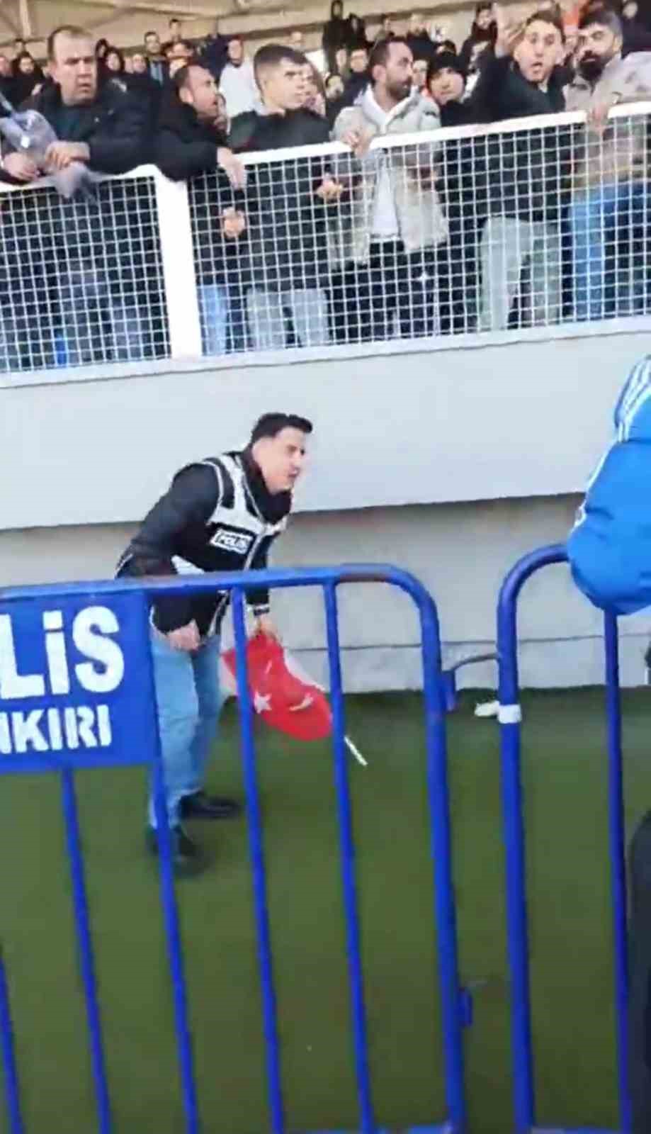 turk polisinin bayrak sevdasi tartisma sirasinda dusen bayragi kaldirdi 1 Biz6XwmW