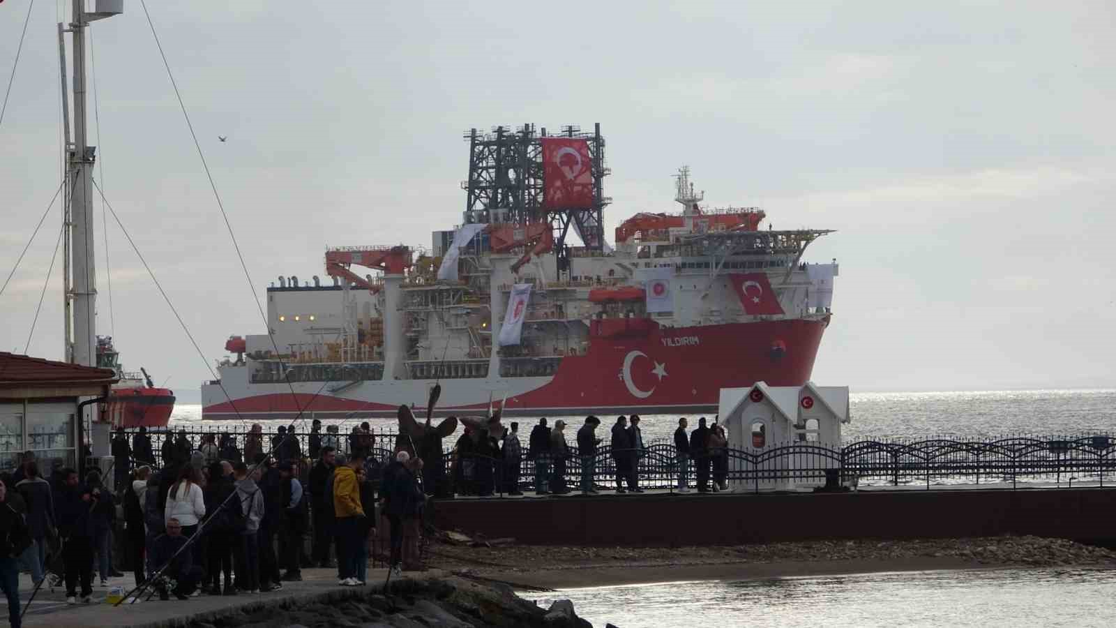 turk sondaj gemisi yildirim canakkale bogazindan gecti 6 l431rwLX