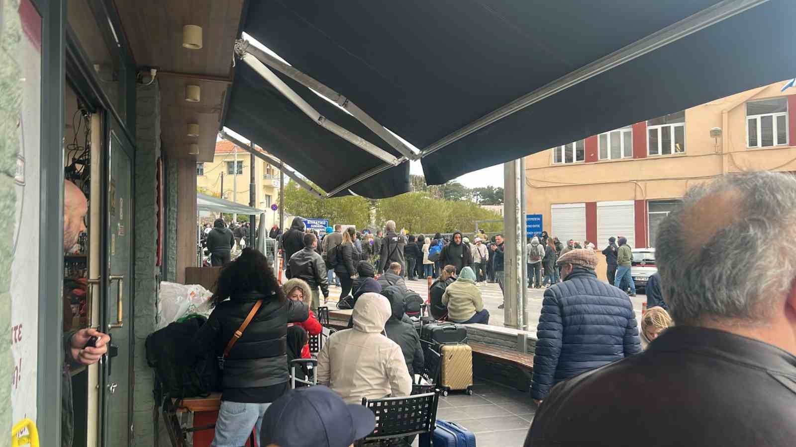 turk tatilciler donus yolunda yunanistanin midilli adasinda mahsur kaldi 0 KWOuinzg
