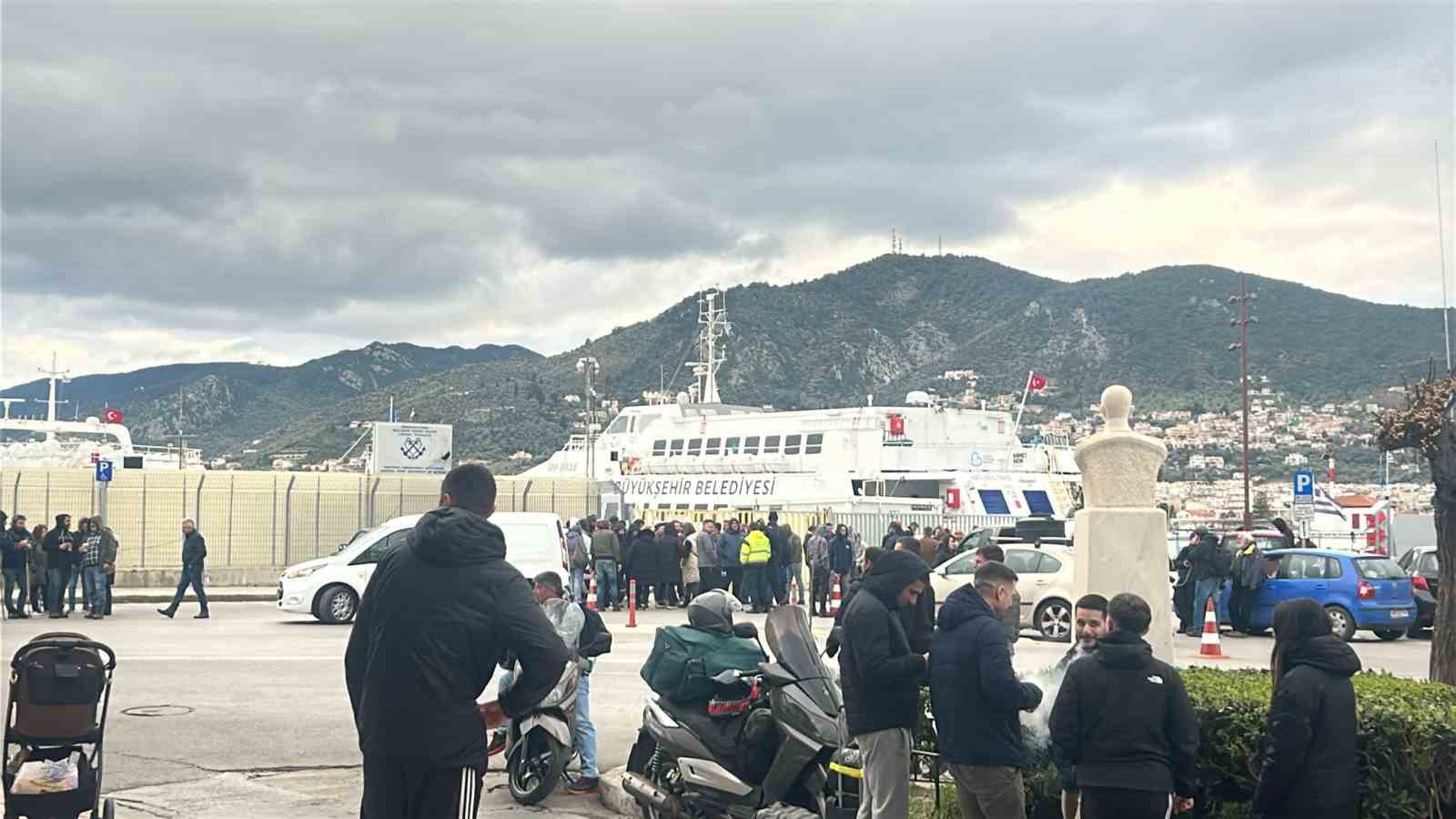 turk tatilciler donus yolunda yunanistanin midilli adasinda mahsur kaldi 2 sinIDYOq