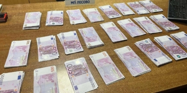 turk-vatandasi-ceplerine-sakladigi-150-bin-euroyla-yakalandi-2lY1snBg.jpg