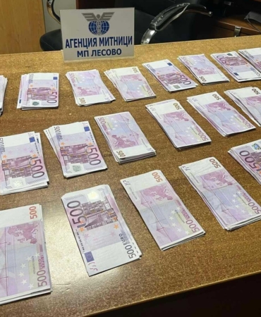 turk-vatandasi-ceplerine-sakladigi-150-bin-euroyla-yakalandi-2lY1snBg.jpg