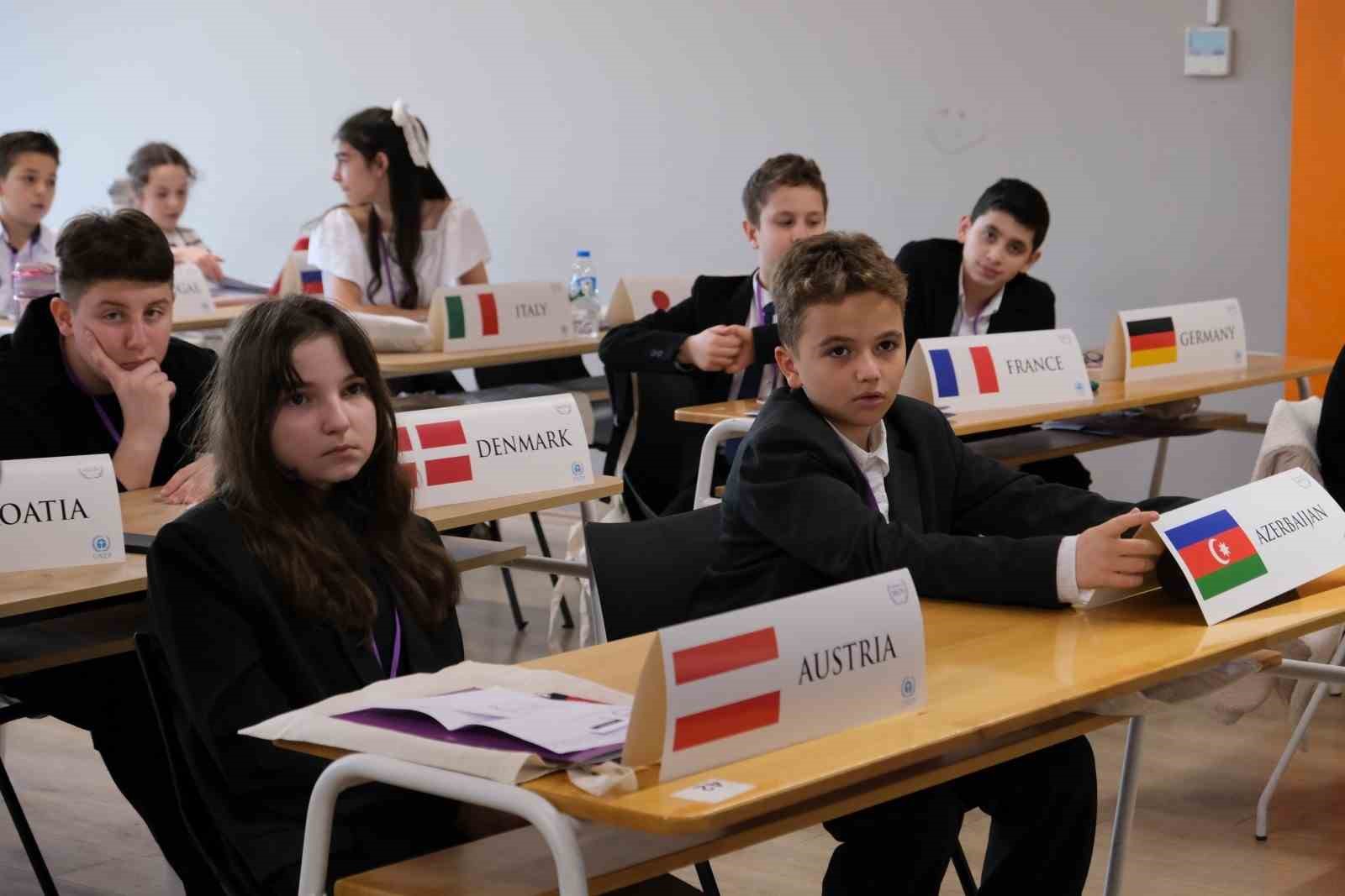 turk ve rus ogrenciler ayni masada 1 mYRvB8Dp