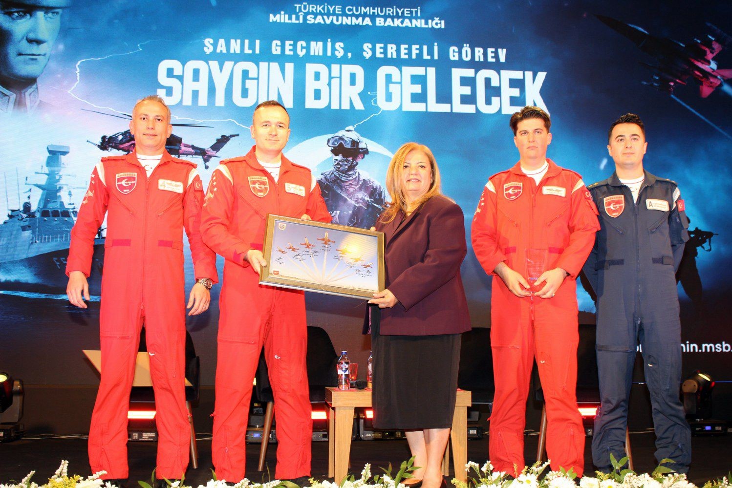 turk yildizlari bakif26da ogrencilerle bulustu 0 QZdaC2mp