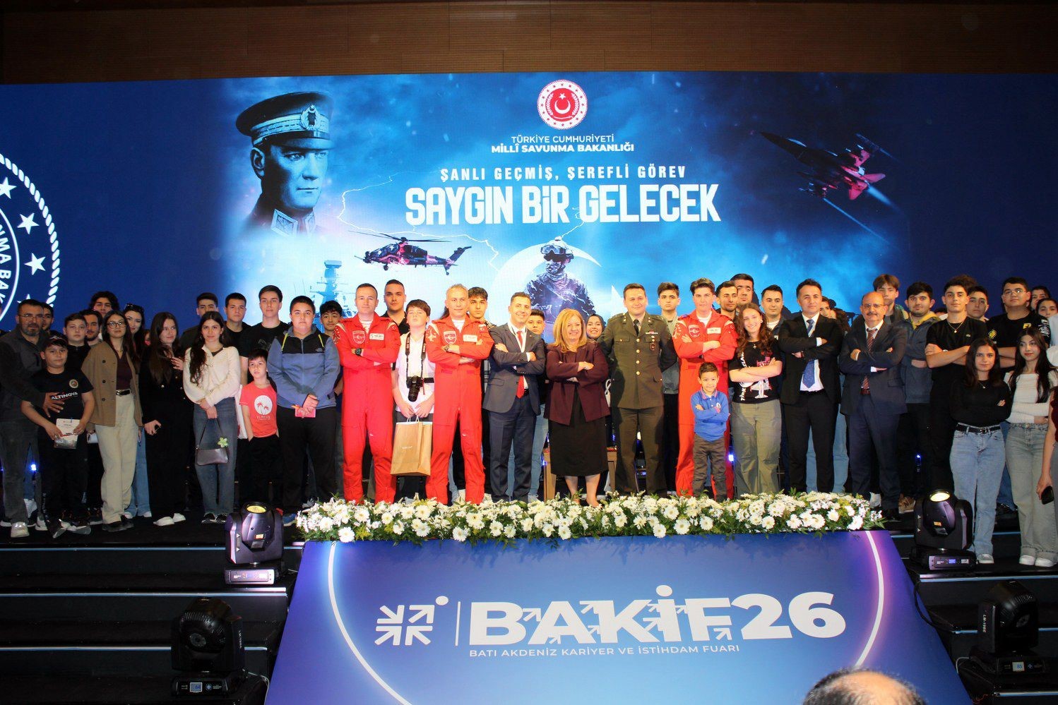 turk yildizlari bakif26da ogrencilerle bulustu 1 IFAM9hVW
