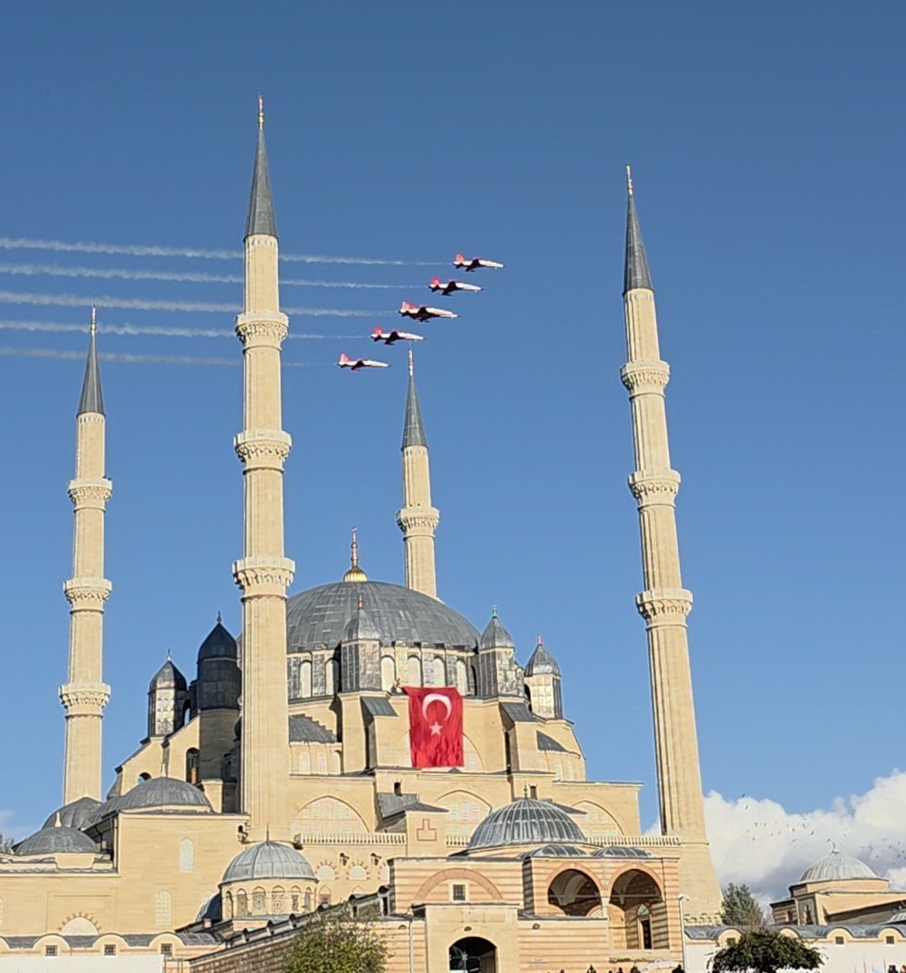 turk yildizlari edirnede nefes kesti 9 HkgLlOMm