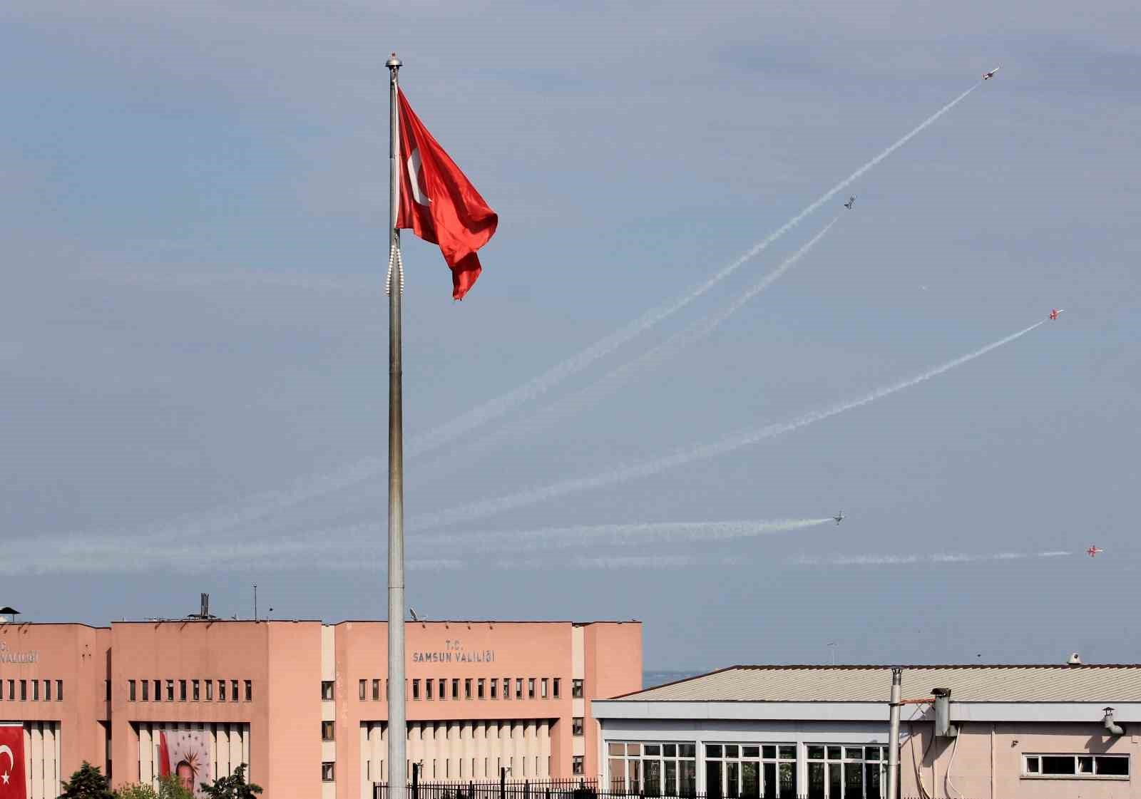 turk yildizlari ve soloturkten samsun semalarinda nefes kesen gosteri 10 Nyt59DIg