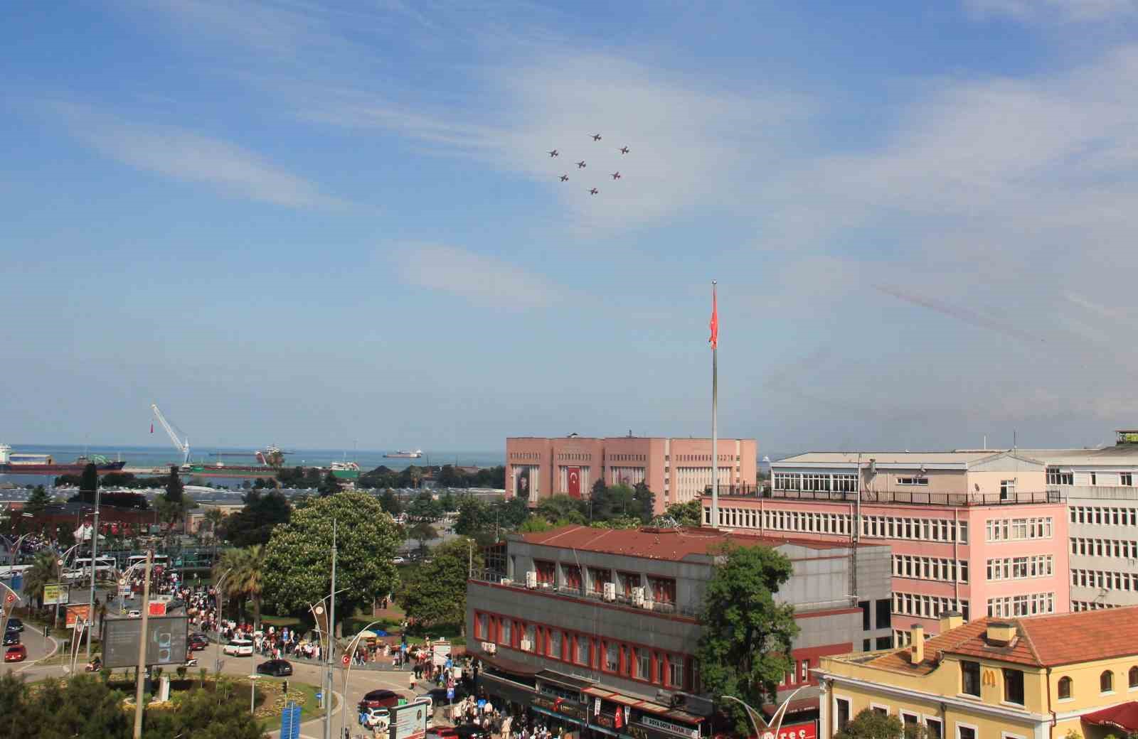 turk yildizlari ve soloturkten samsun semalarinda nefes kesen gosteri 2 hnOBbbWK