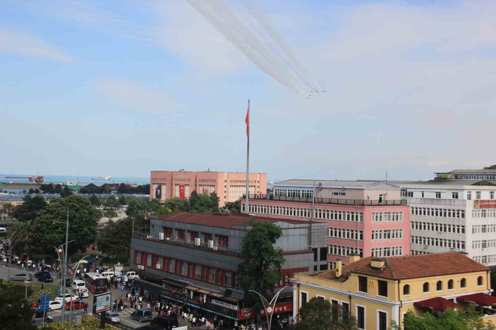 turk yildizlari ve soloturkten samsun semalarinda nefes kesen gosteri 6 CrHLurfl