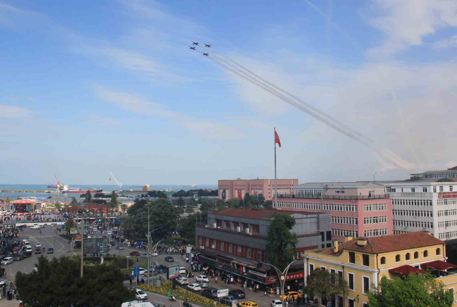 turk yildizlari ve soloturkten samsun semalarinda nefes kesen gosteri 7