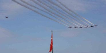 turk-yildizlari-ve-soloturkten-samsun-semalarinda-nefes-kesen-gosteri-fLtBQmJm.jpg