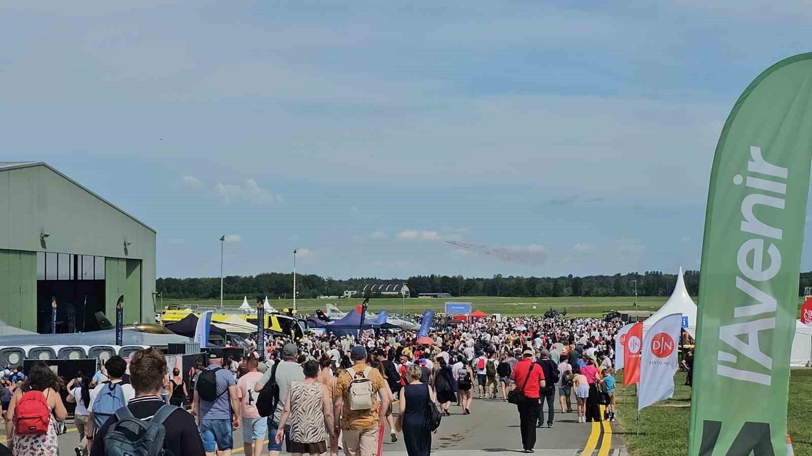 turk yildizlarindan belcika semalarinda govde gosterisi 2 NmgkyeHX