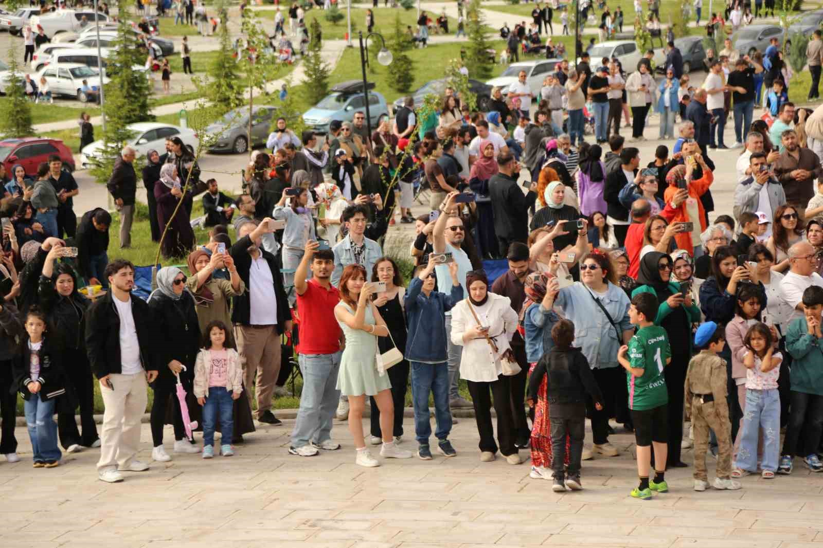 Türk Yıldızları’ndan göz kamaştıran gösteri: Binlerce vatandaş izledi 17 turk yildizlarindan goz kamastiran gosteri binlerce vatandas izledi 13 yywjPh61