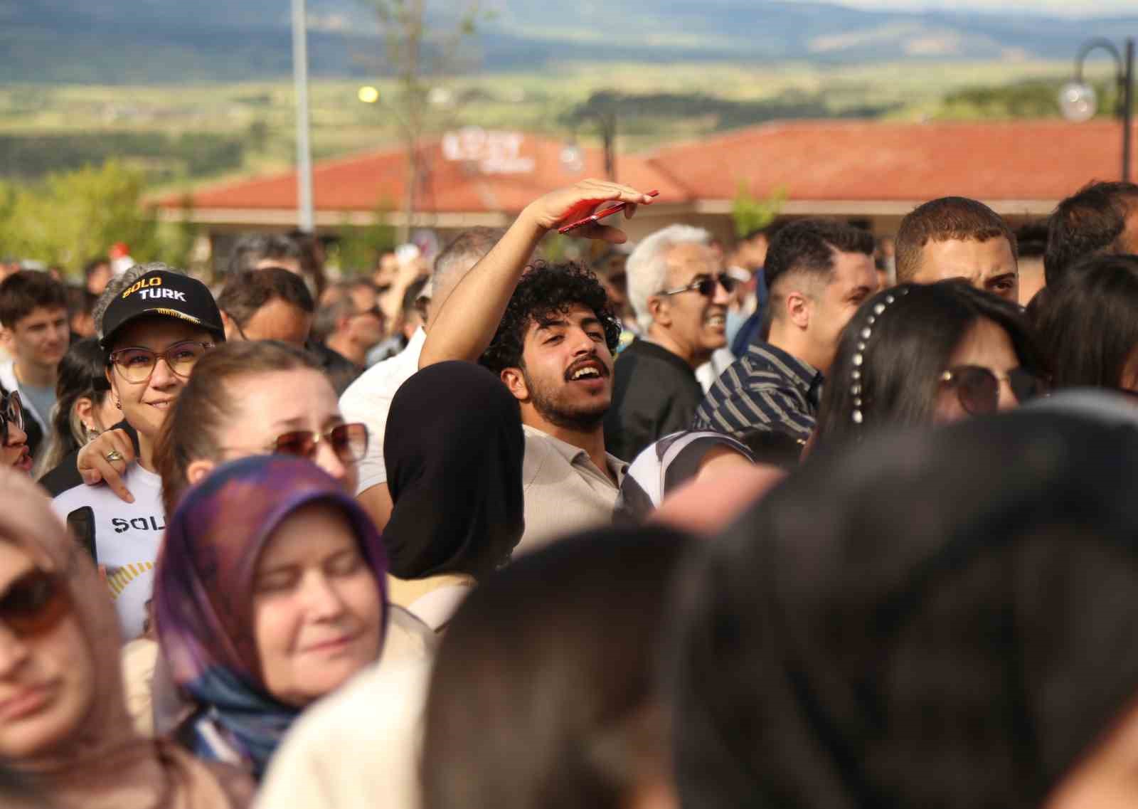 Türk Yıldızları’ndan göz kamaştıran gösteri: Binlerce vatandaş izledi 18 turk yildizlarindan goz kamastiran gosteri binlerce vatandas izledi 14 NSkVcpZB