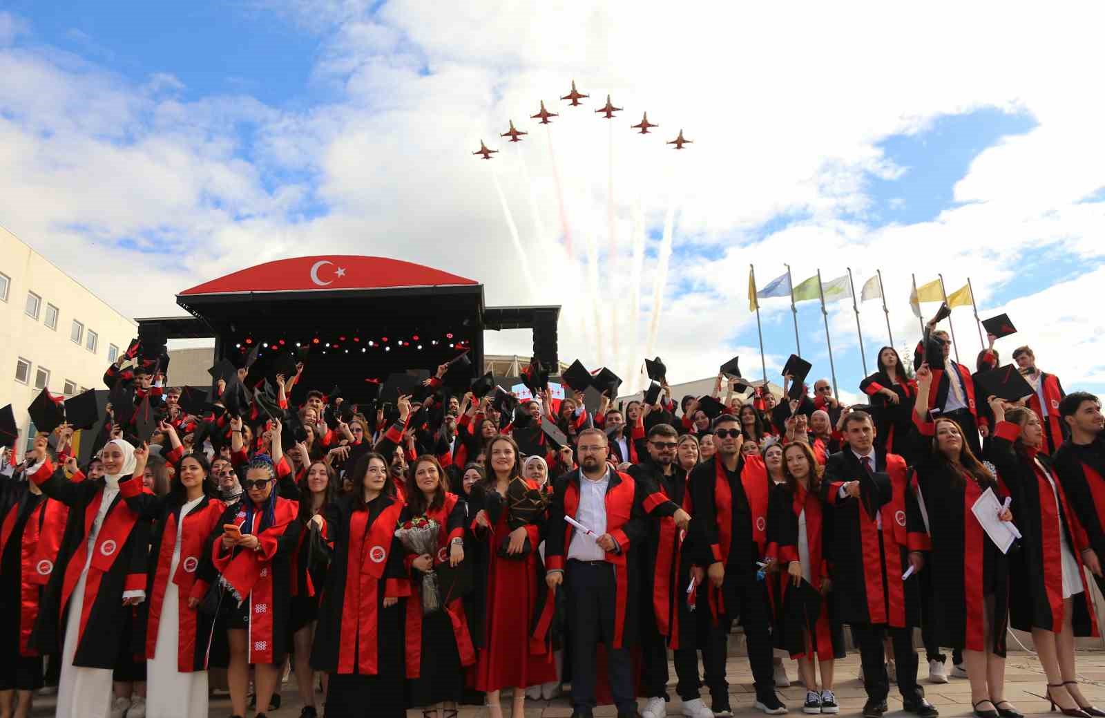 Türk Yıldızları’ndan göz kamaştıran gösteri: Binlerce vatandaş izledi 19 turk yildizlarindan goz kamastiran gosteri binlerce vatandas izledi 15 jXeVhY6R