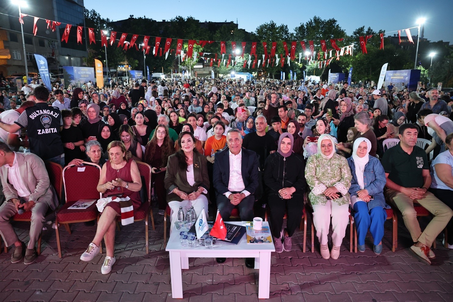 turkan soray sultangazililerle unutulmaz bir yaz aksaminda bulustu 0 3pzEBbT7