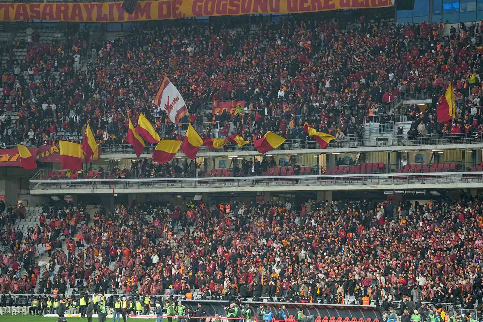 turkcell super kupa galatasaray 0 fenerbahce 0 mac devam ediyor 15 UDy71BNp