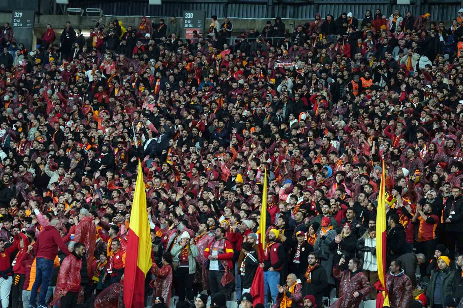 turkcell super kupa galatasaray 0 fenerbahce 0 mac devam ediyor 29 vVCVqBlM