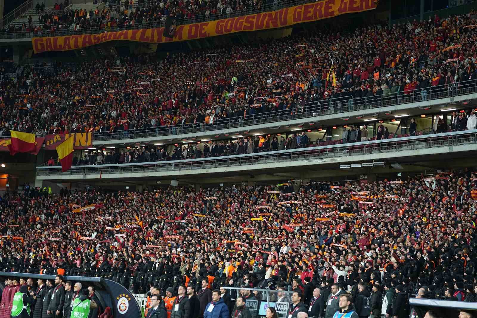 turkcell super kupa galatasaray 0 fenerbahce 0 mac devam ediyor 36