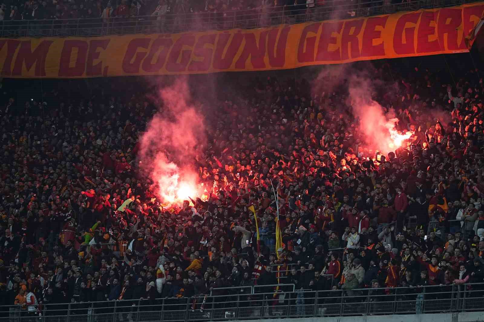 turkcell super kupa galatasaray 0 fenerbahce 0 mac devam ediyor 44 OZRr4haI
