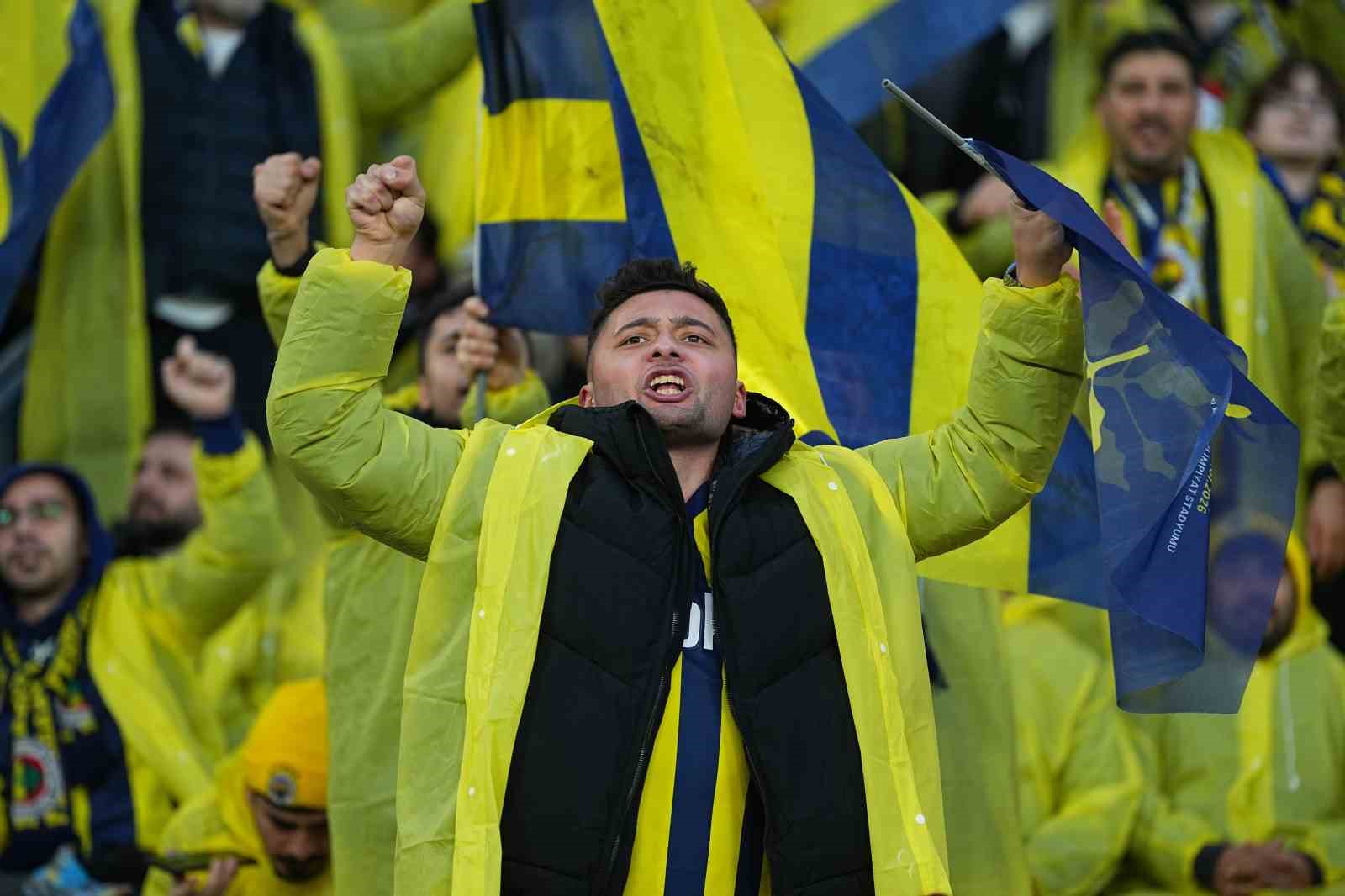 turkcell super kupa galatasaray 0 fenerbahce 0 mac devam ediyor 5 LLg9C1i4