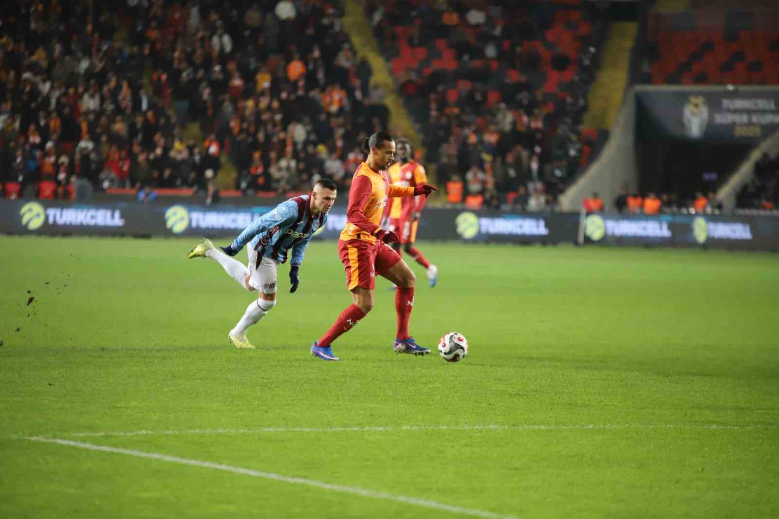 turkcell super kupa galatasaray 0 trabzonspor 0 mac devam ediyor 17 iSrFty5S