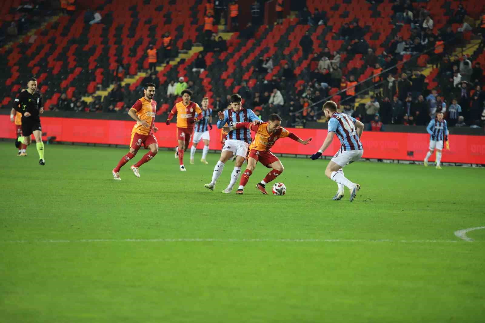 turkcell super kupa galatasaray 0 trabzonspor 0 mac devam ediyor 18