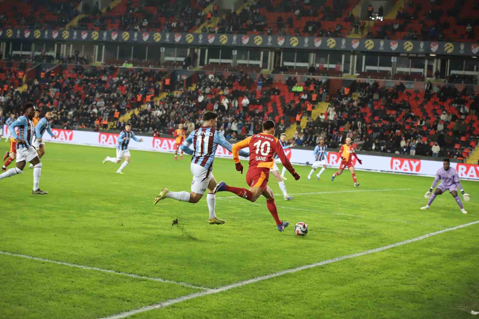 turkcell super kupa galatasaray 0 trabzonspor 0 mac devam ediyor 22 UwfCb7yg