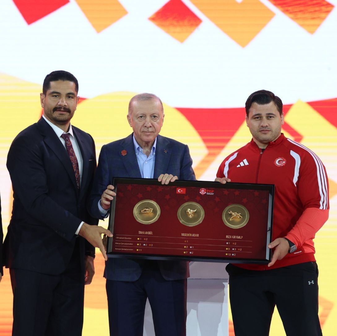 turkiye gures federasyonundan cumhurbaskani erdogana turk guresini simgeleyen tablo takdimi 0