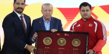 turkiye-gures-federasyonundan-cumhurbaskani-erdogana-turk-guresini-simgeleyen-tablo-takdimi-zCSNr7ys.jpg