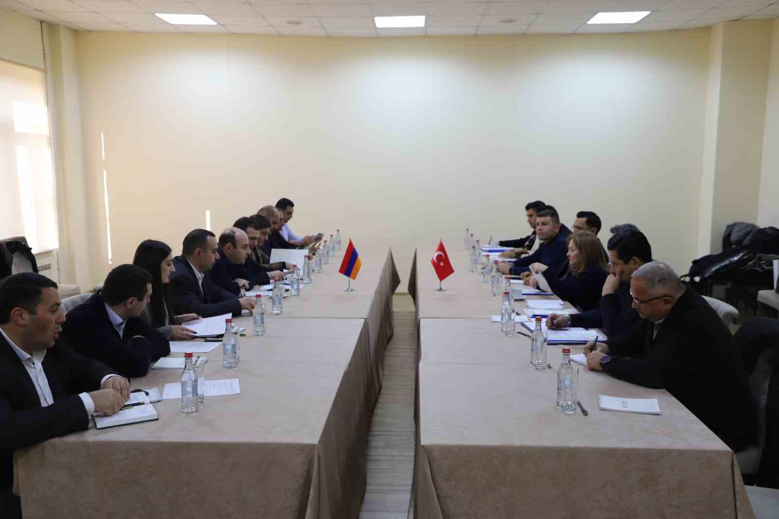 turkiye ile ermenistan kars gumru demiryolunun rehabilitasyonu calismalarinin ikinci tur gorusmelerini yapti 1 6D86bYpW