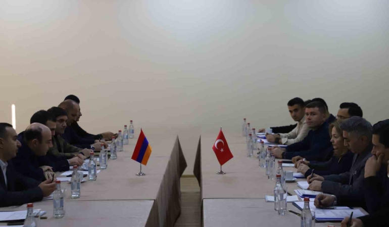 turkiye-ile-ermenistan-kars-gumru-demiryolunun-rehabilitasyonu-calismalarinin-ikinci-tur-gorusmelerini-yapti-MQwP2WmC.jpg