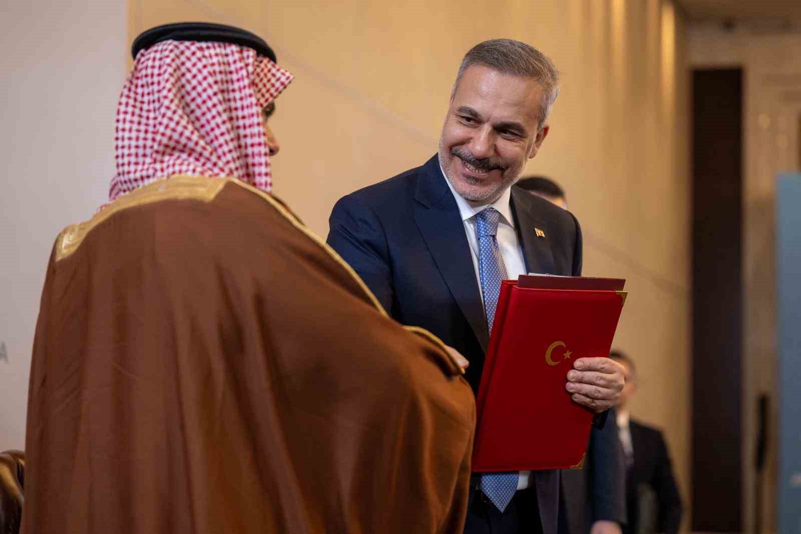 Türkiye ile Suudi Arabistan arasında diplomatik ve hususi pasaportlara vize muafiyeti anlaşması imzalandı 8 turkiye ile suudi arabistan arasinda diplomatik ve hususi pasaportlara vize muafiyeti anlasmasi imzalandi 4 4Xi4V7sY