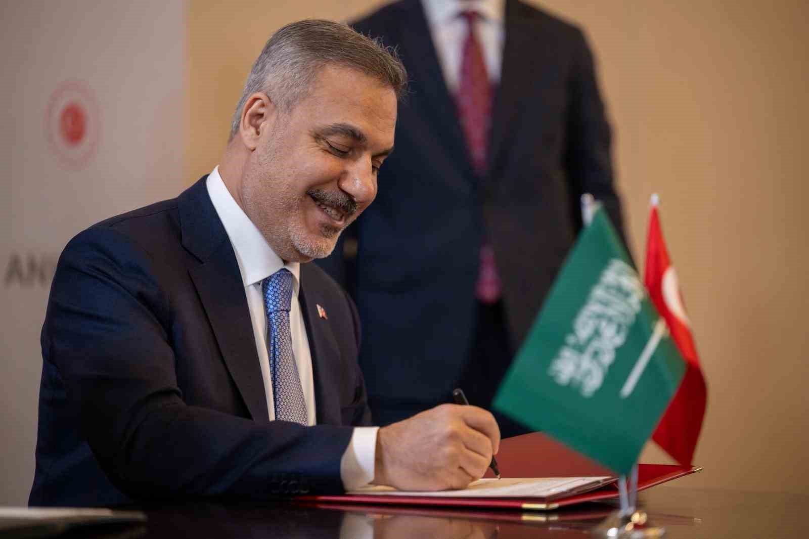 Türkiye ile Suudi Arabistan arasında diplomatik ve hususi pasaportlara vize muafiyeti anlaşması imzalandı 9 turkiye ile suudi arabistan arasinda diplomatik ve hususi pasaportlara vize muafiyeti anlasmasi imzalandi 5 p1GjvL27