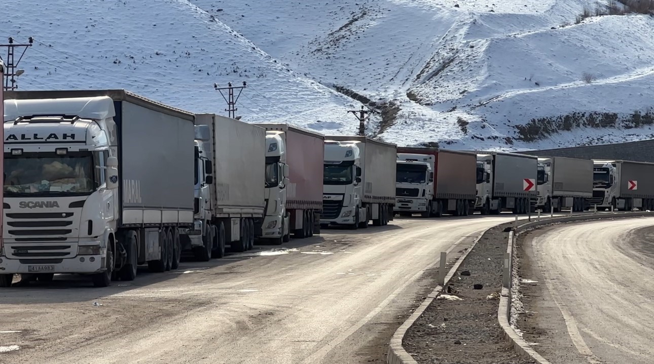 turkiye iran sinir kapisinda 2 kilometrelik tir kuyrugu olustu 2 MlKJcCaU