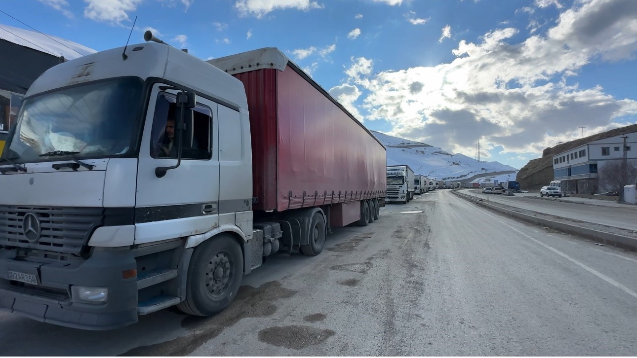 turkiye iran sinir kapisinda 2 kilometrelik tir kuyrugu olustu 3 scPHy1lS